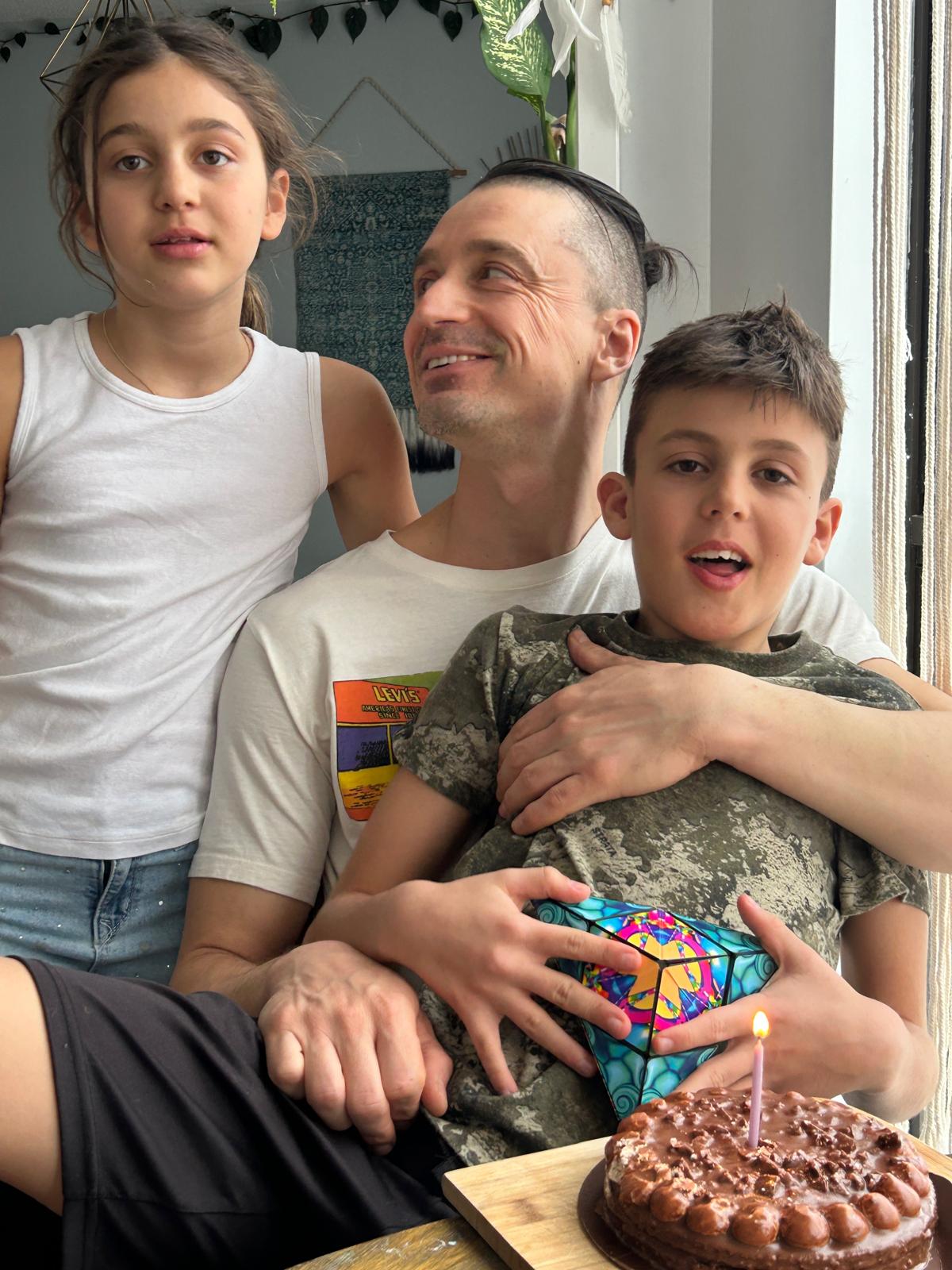 Dali with his kids